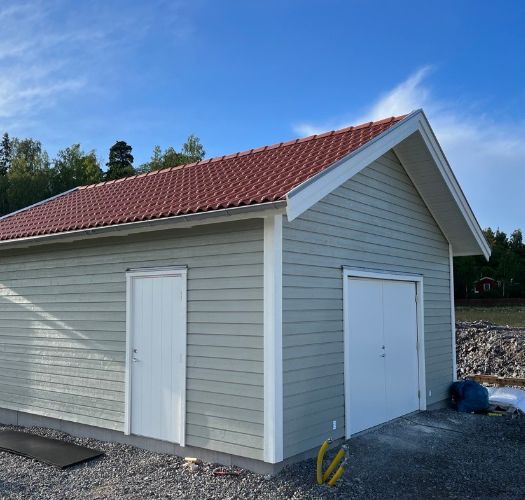 Läggning av nytt pulpettak på soprum vid ett fastighetshus. Ängelholm, Rebbelberga
