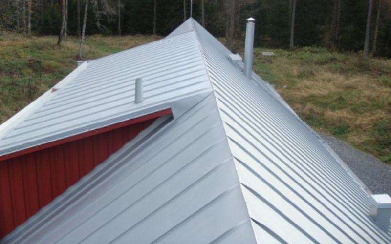Byte av aluminiumtak på hus vid kusten. Jonstorp i Höganäs kommun
