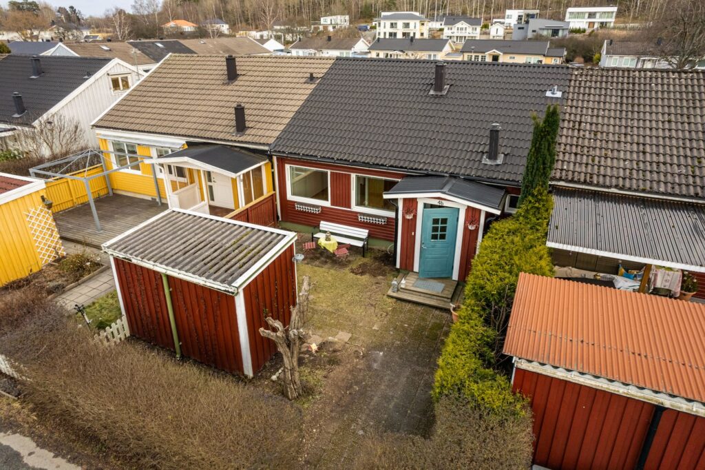 Montering av solpaneler till radhusslinga i Grevie, Båstads kommun, Bjärehalvön