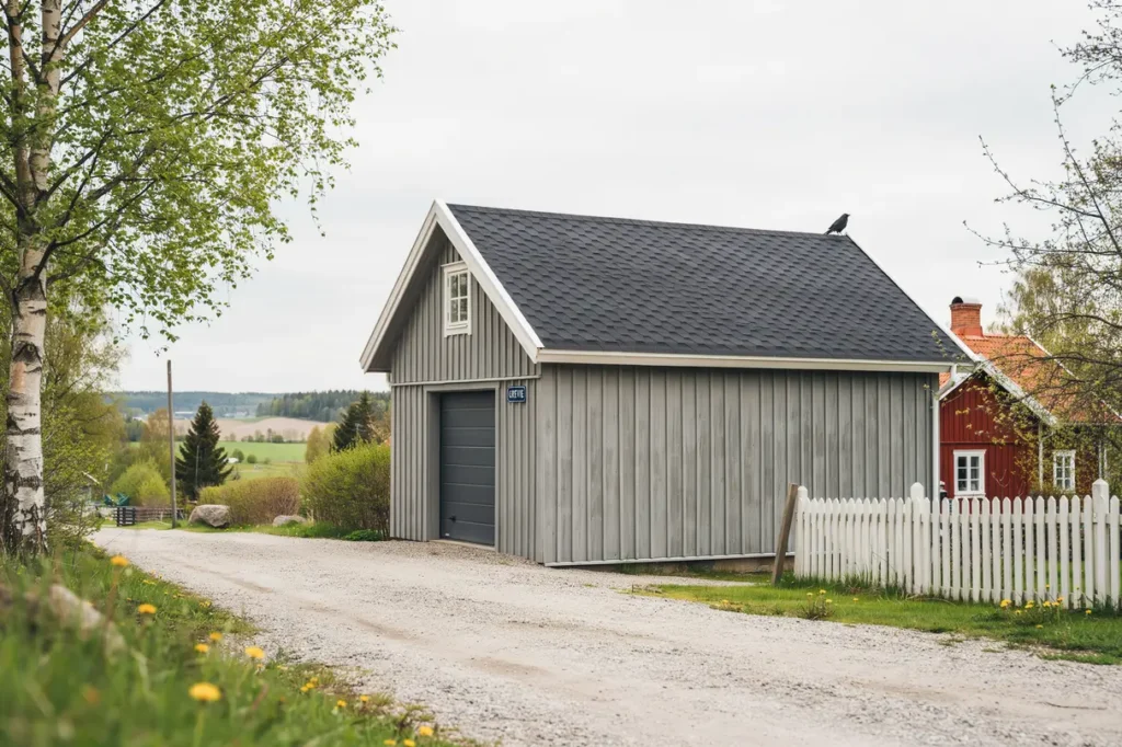 nyl ggning av shingeltak p garage i grevie bj re
